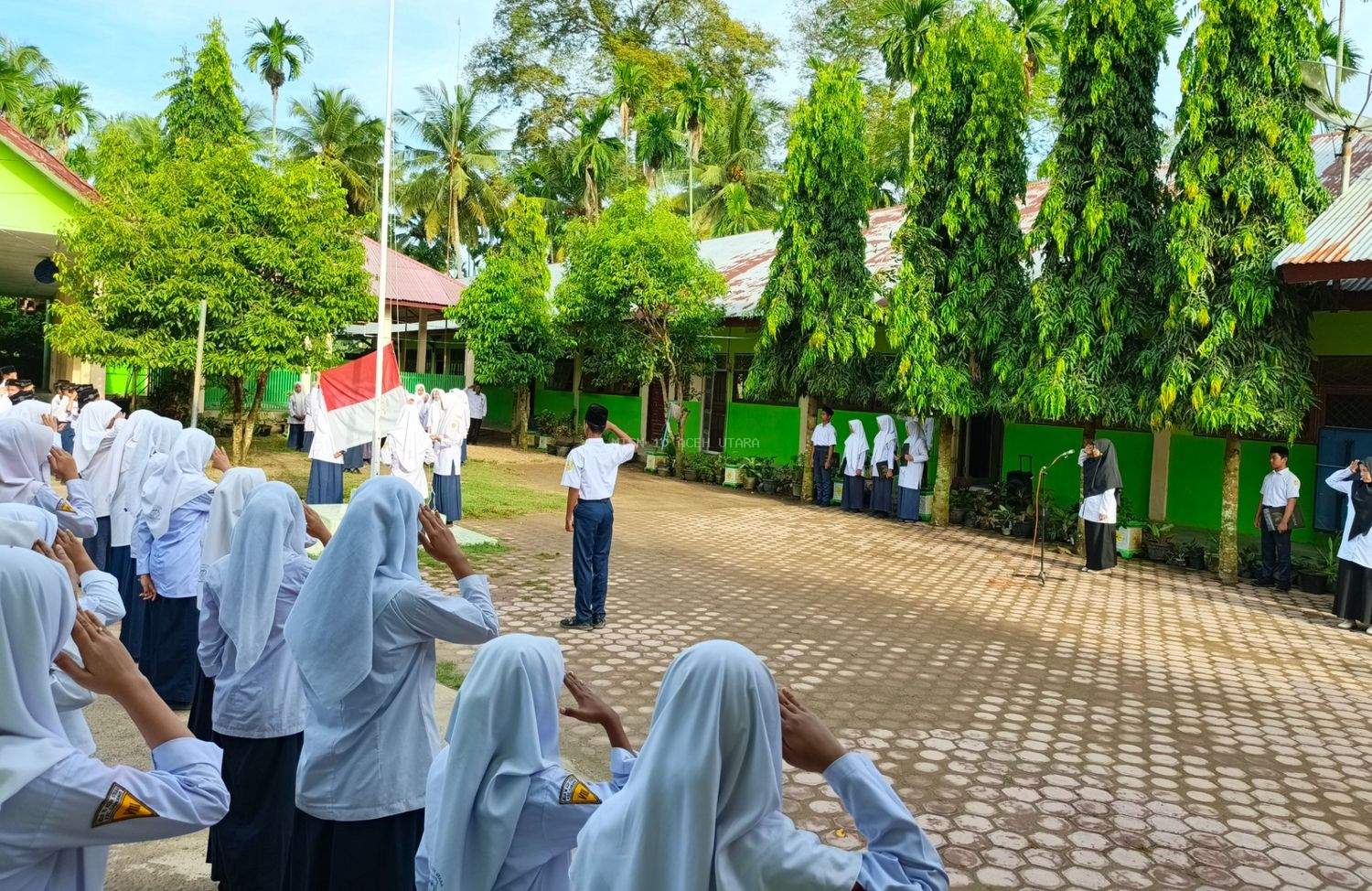 Upacara Bendera Hari Senin: Ibu Kamalia, M.Pd Ajak Siswa Manfaatkan Waktu untuk Belajar